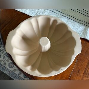 Pampered Chef family heritage fluted Bundt pan 10”